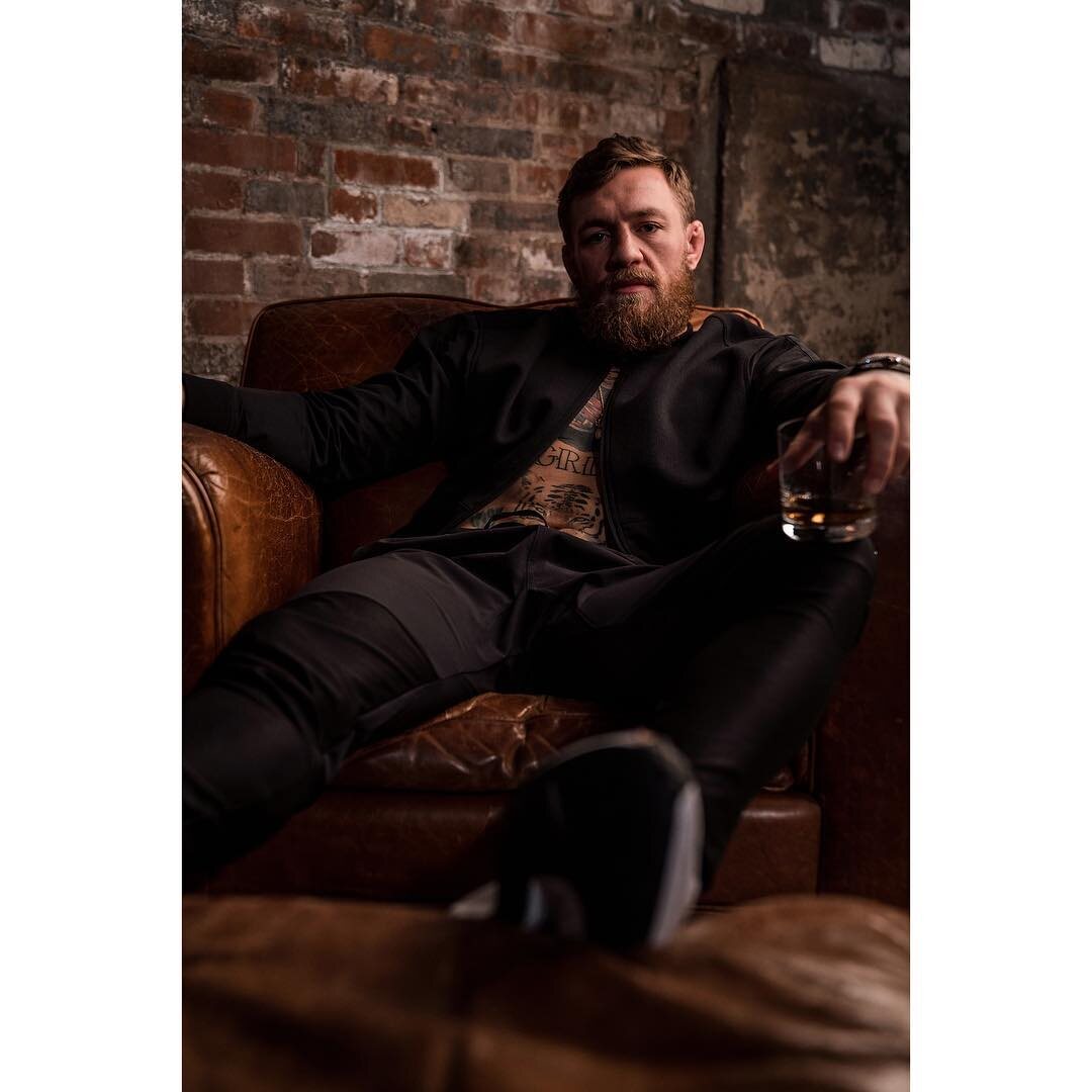 Фанаты ирландского бойца Конора МакГрегора всегда отличались "одержимостью" по отношению к своему кумиру. Они готовы следовать за ним, куда бы он ни поехал драться, будь-то Дублин или Нью-Йорк. Они делают татуировки с изображением бывшего чемпиона UFC в двух весах, а согласно последней информации, они готовы покупать даже пустые бутылки виски Proper Twelve - бренда, основанного Конором МакГрегором в этом году.  Один из фанатов Конора по имени Эрик Хаммер рассказал изданию The Irish Sun о том, что продал пустую бутылку из под виски Конора за $40, причём сам отдал за полную бутылку $31, подняв девять баксов на простой до нелепости спекуляции. 
"Я был удивлён, что смог толкнуть пустую бутылку дороже, чем купил её" - говорит Эрик Хаммер. "Поверьте, одержимость всем, что связано с МакГрегором - это не шутки" 
Если вам кажется, что отдавать за пустую бутылку почти на десять долларов больше, чем её розничная цена, это как минимум странно, то вам стоит покопаться на eBay, где цена за пустые бутылки от Proper Twelve достигает $90. Алкогольный бизнес МакГрегора идёт более чем удовлетворительно. Люди готовы скупать все полки с этим виски только из-за имени Конора МакГрегора, поэтому в некоторых магазинах даже установили ограничение - не больше двух бутылок в руки. И нам остаётся только догадываться, будут ли фанаты Хабиба раскупать пустые флаконы из под новой линейки духов Хабиба с таким же остервенением. 
