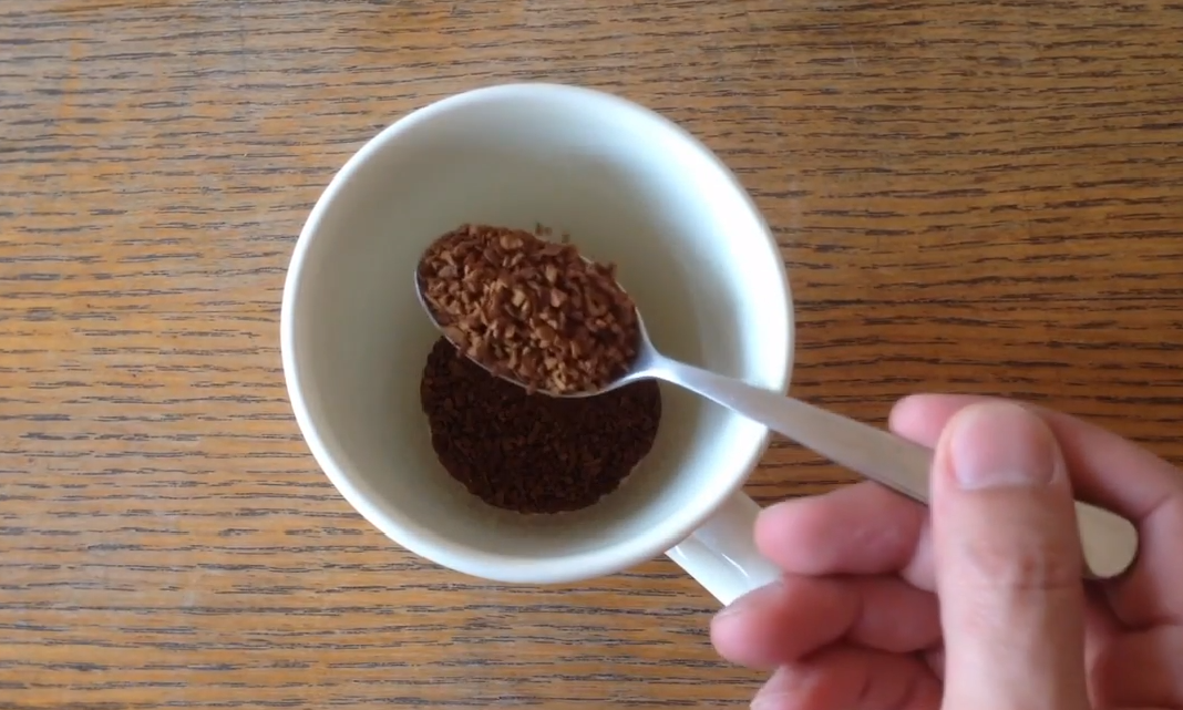 Просроченный молотый кофе. Кофе растворимый просроченный. Просроченный зерновой кофе. Растворимый кофе испортился. Как сделать из зерен растворимый кофе.