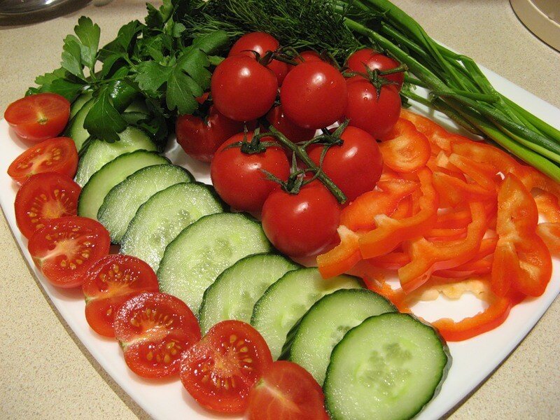 Красивая раскладка овощей на тарелке фото