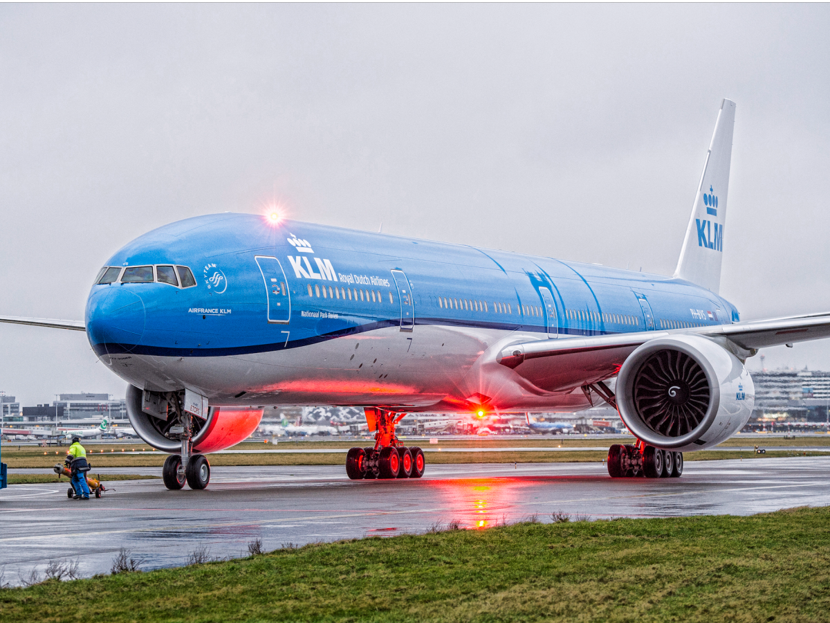 Боинг авиакомпания. Боинг 777 КЛМ. Самолет Боинг 777-300. Боинг 777-300 KLM. Boeing 777-300er KLM.