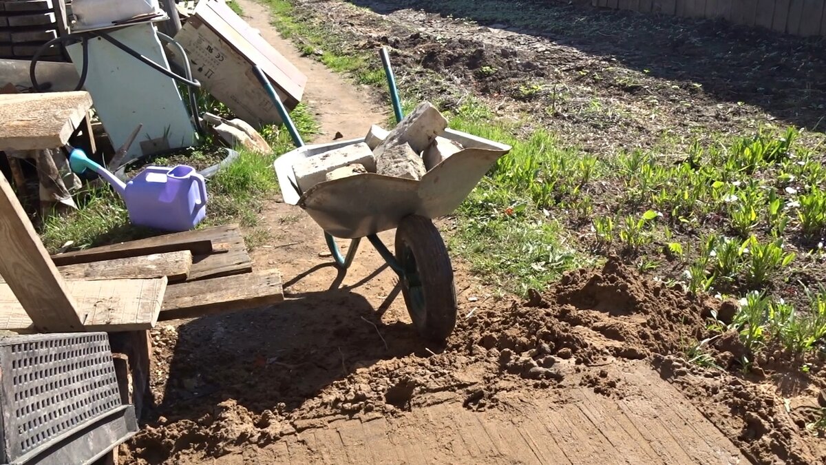 Садовая дорожка из кирпича своими руками//Кирпич вместо тротуарной  плитки//Garden path of bricks | ЖИВЕМ в Своем доме | Дзен