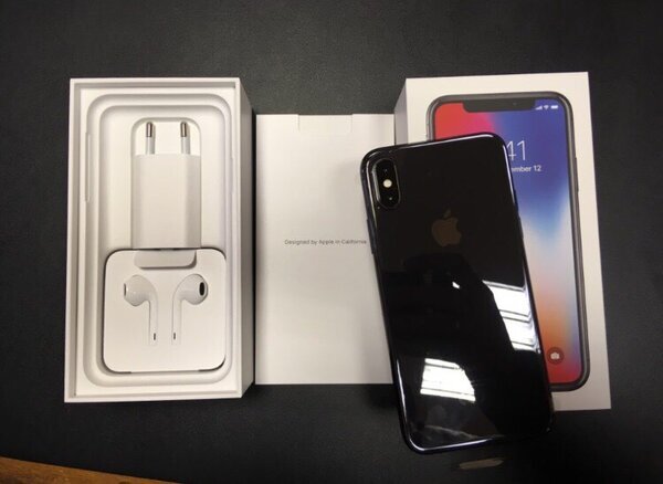 В коробке было все как надо: инструкция, блок питания, наушники, переходник для обычных наушников и шнур для зарядки.