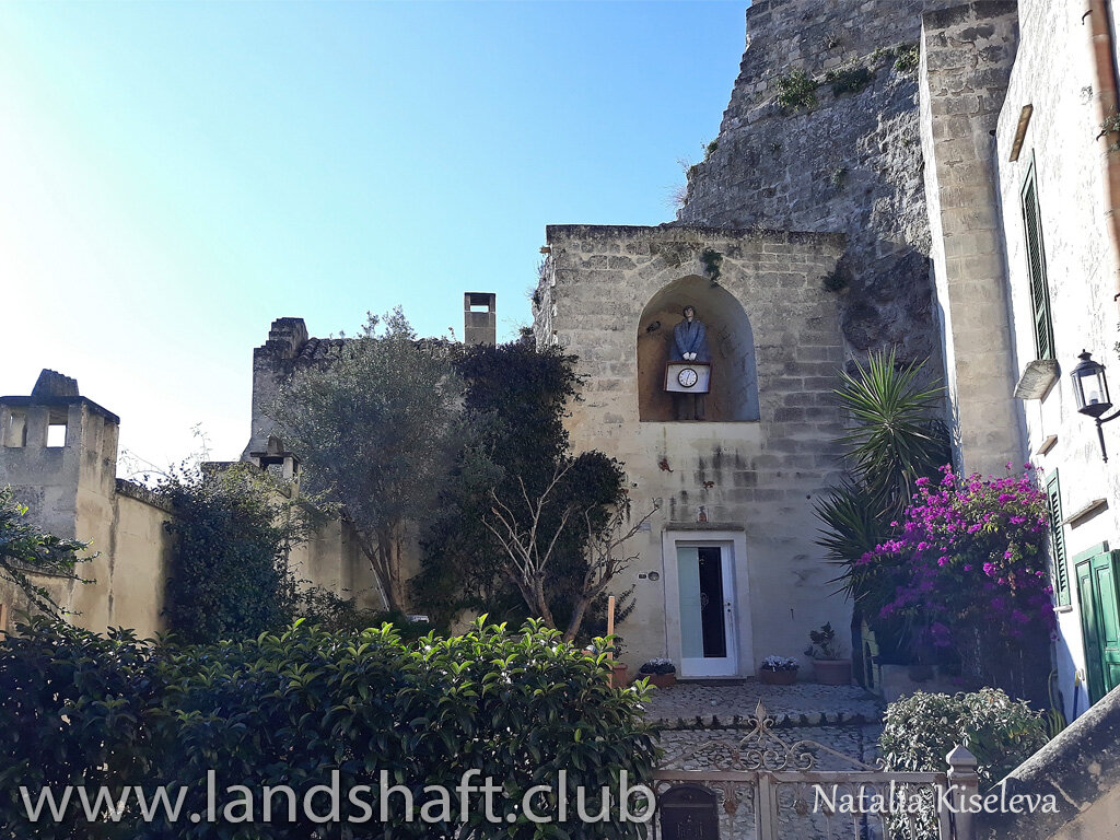 Хороший пример этот сад в Матере (Базиликата). Сасси ди Матера — историческая часть города. Выдолблена в скалах, то есть грунта там нет. Поэтому единственный выход — контейнерное озеленение. И живая изгородь, и деревья, и кустарники — всё растёт в контейнерах.