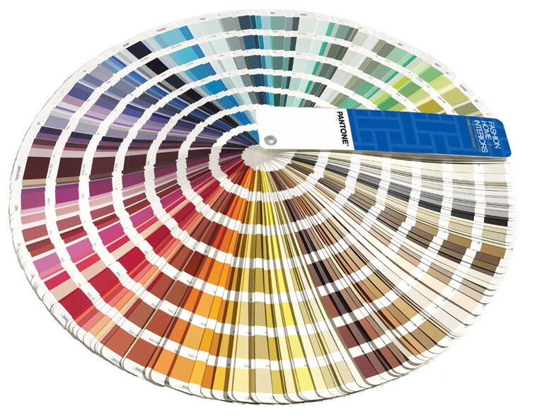 Надо сказать, нечто похожее сделали немцы, RAL GmbH, в 1927 году и этим мы тоже пользуемся по сей день. Веера раловских красок может предъявить любой хозяйственный магазин, в который вы зашли за колером для ремонта. Но! Пантон оказался несколько шустрее, и сегодня именно он, а не RAL GmbH, определяет ведущий цвет года мировой моды, прочесывая для этого весь мир в поисках новых цветовых трендов. 