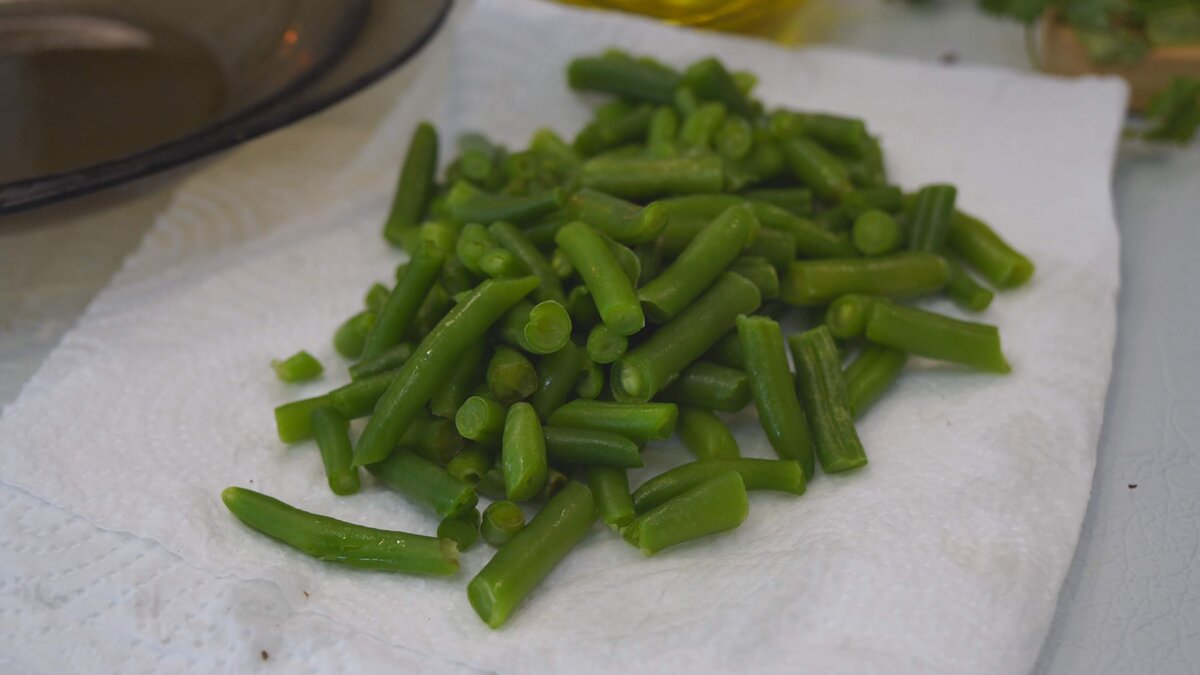 Мокрым овощам дать подсохнуть. Мы купили нарезанные овощи и грибы, если у вас не нарезанные то надо нарезать