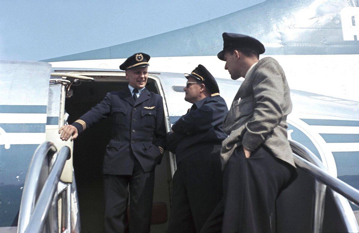 Экипаж Aero Oy, Париж, июль 1954. У двери лайнера «Конвэр». Слева – командир Яакко Хилло. Фото: Börje Hielm / Suomen Ilmailumuseo / Wikimedia Commons