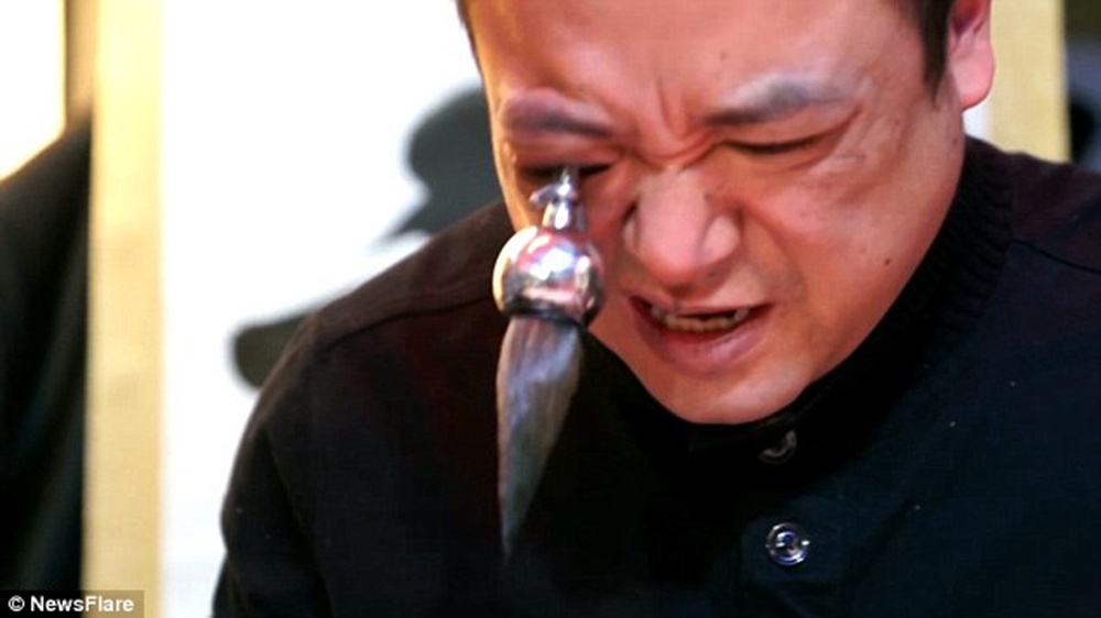                                 Чен удерживает кисть глазным веком