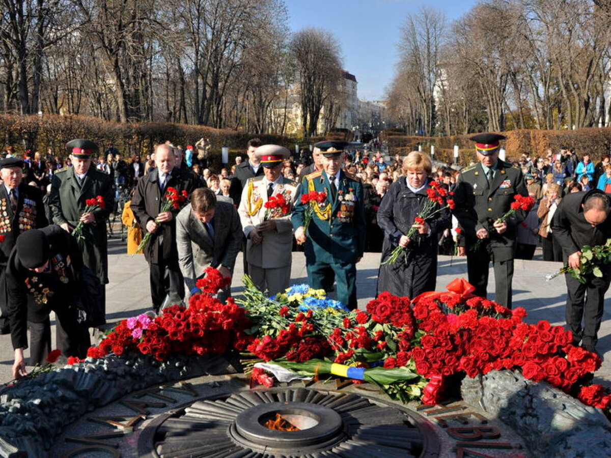 Возложение цветов возле могилы неизвестного солдата