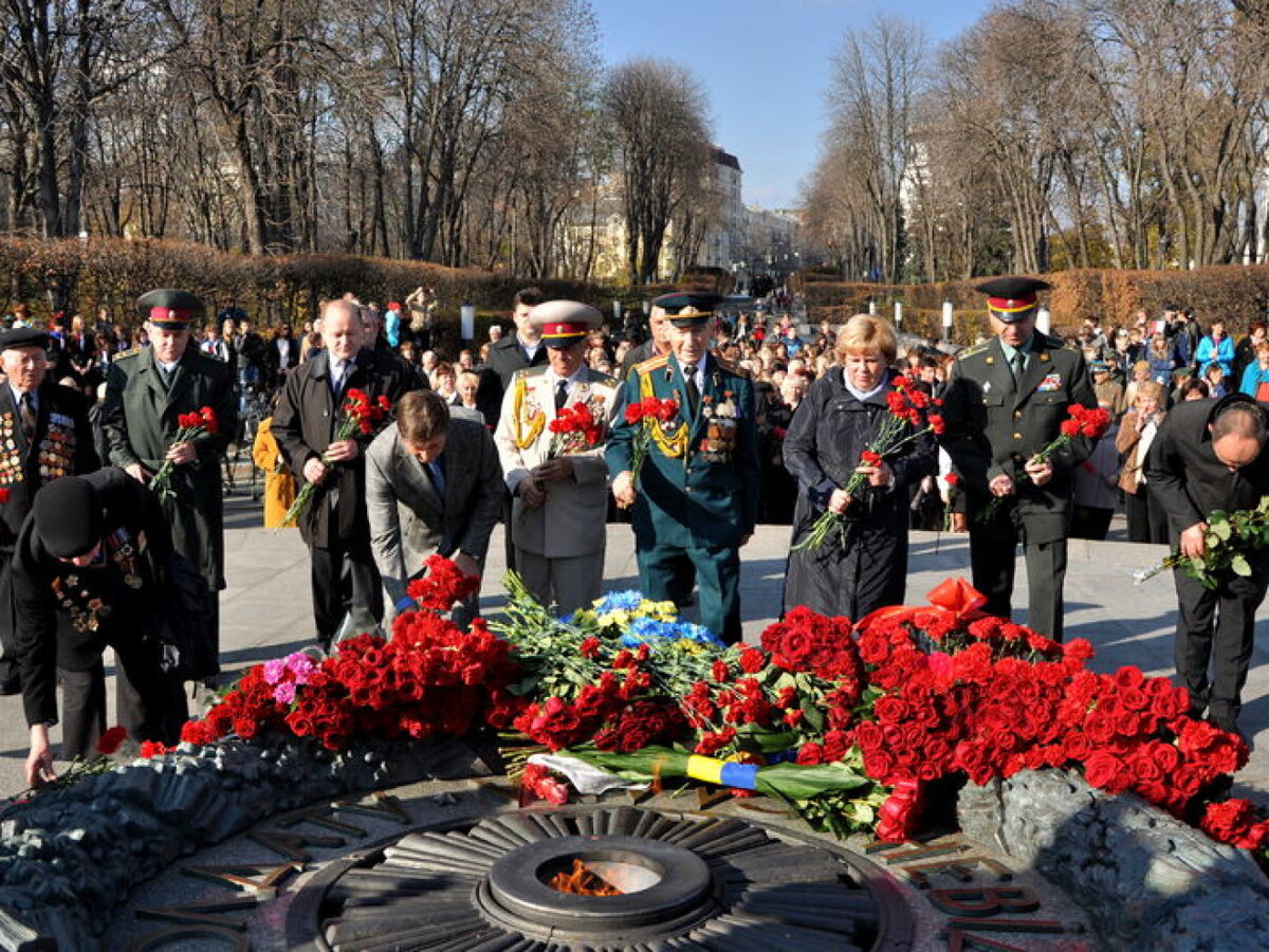 Вечное фото. День Победы памятник неизвестному солдату. Люди у могилы неизвестного солдата. Люди у памятника неизвестному солдату в Москве. Возложение цветов возле могилы неизвестного солдата.