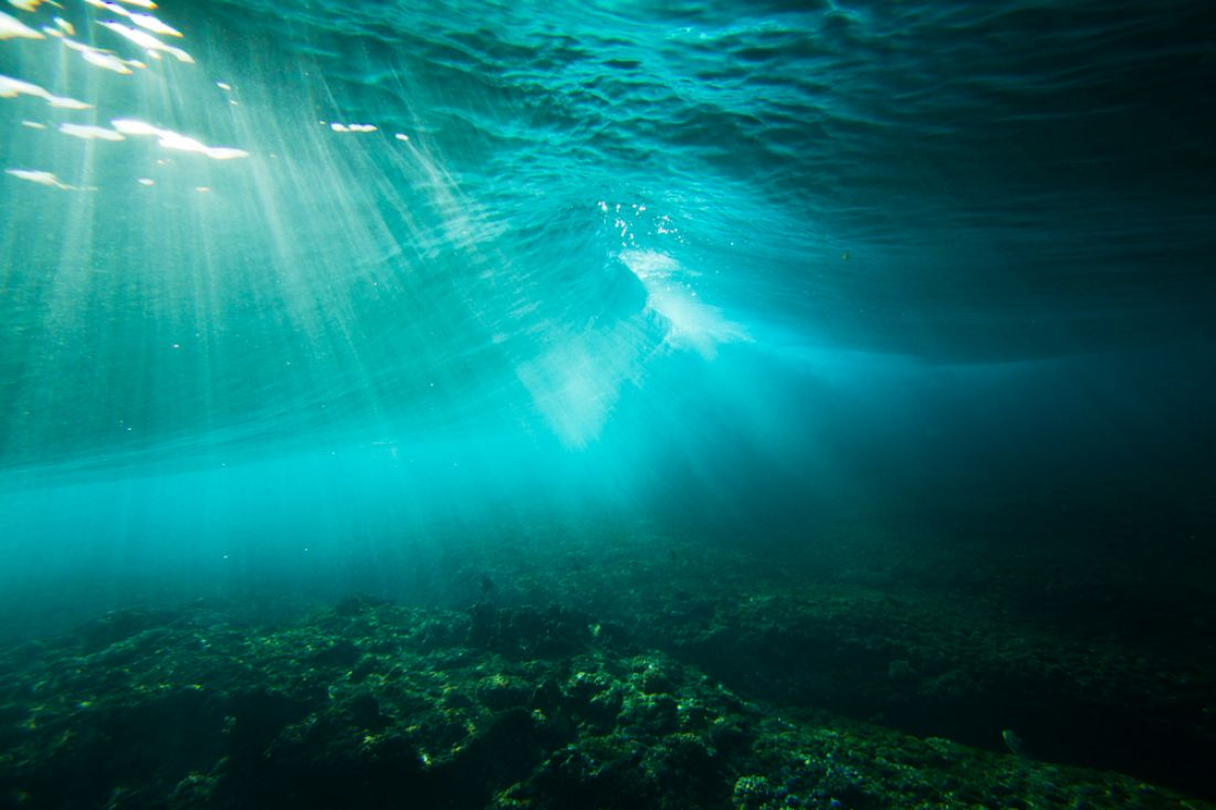 Толща воды океана. Океан под водой. Океаны. Глубина. Морские глубины. Свет под водой.
