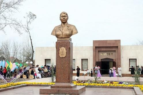  Памятник Турсуной Ахуновой перед зданием музея. Фото с сайта Uza.uz