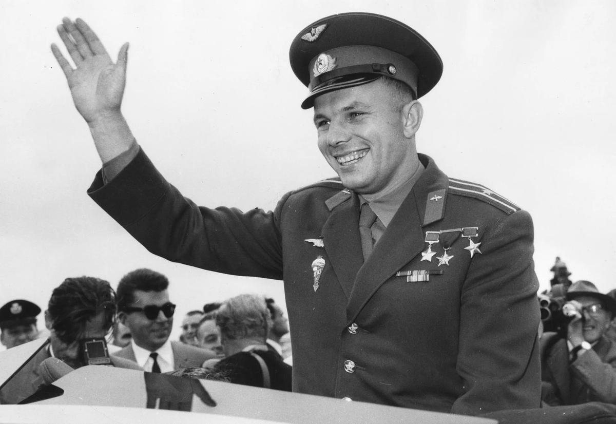 Источник: https://w-dog.ru/wallpaper/yurij-alekseevich-gagarin-sssr-pervyj-kosmonavt-legenda-ulybka-forma-geroj-sovetskogo-soyuza-geroj-socialisticheskogo-truda-gagarin/id/247724/