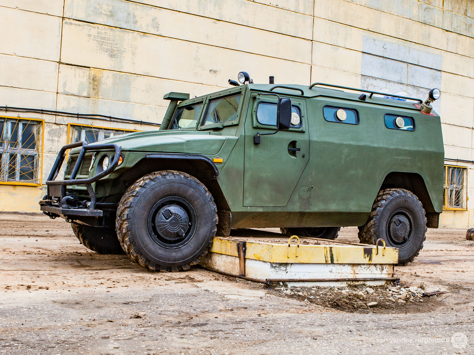 Купить тигр б у. ГАЗ 2330 военный. ГАЗ 2330 тигр военный. Внедорожник «тигр» (ГАЗ-2330) Гражданский. ГАЗ-2330 тигр Гражданская.