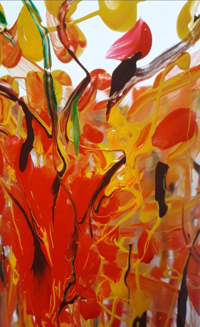 «Все болезни начинаются в кишечнике» - говорил еще Гиппократ. В 19 веке И.И.Мечников  вывел прямую взаимосвязь между продолжительностью жизни человека и здоровым бактериальным балансом. В кишечнике начинается болезнь, а также здоровье и долголетие.  Кишечник, а точнее, весь желудочно-кишечный тракт, начиная от горла, заканчивая анусом, называется энтеральным или гастро - энтерическим , или висцеральным мозгом. Или просто « вторым» мозгом. Ученые были удивлены, узнав, что во «втором» мозге находится около 500 миллионов нейронов! Это больше, чем в спинном мозге!!!  Энтеральная нервная система-это сложная сеть нейронов и нейрохимических механизмов, которые воспринимают сигналы и контролируют различные процессы в других частях тела, включая мозг. Причем, гораздо более интенсивные потоки идут из энтеральной нервной системы в мозг, нежели наоборот!
Вероятно, ни одна другая система организма не характеризуется столь сильной зависимостью от изменений микрофлоры кишечника, как центральная нервная система, и, в частности, головной мозг. 
Тесная связь между  головным мозгом и кишечником носит двусторонний характер: нервные переживания отражаются на работе кишечника; состояние кишечника отражается на работе нервной системы. 
«Запор в кишечнике и запор в головном мозге - это одно и тоже» - пишет Лууле Виилма. При болезни Альцгеймера и болезни Паркинсона в клетках головного мозга и  кишечника находят одни и те же поражения. 
  «Общение» между ЦНС и сотнями миллионов нервных клеток, расположенных в пищеварительном тракте, осуществляется через блуждающий нерв ( n.vagus). Вагус  выходит из головного мозга и простирается до брюшной полости, управляя  в организме многими процессами, которые не подчиняются сознательному контролю человека.
Некоторые из кишечных бактерий способны, аналогично нейронам, продуцировать переносящие информацию химические вещества, которые говорят с головным мозгом на «одном языке» через вагус. 
 Наш «второй мозг» не только контролирует иммунные клетки и гормоны, не только регулирует мышечную активность, но и производит нечто весьма очень важное! 80-90% серотонина-молекул счастья - производится именно в кишечнике.
Наш желудок всегда посылает нам точные сигналы того или иного состояния. Весь желудочно-кишечный тракт «выложен» специальными клетками, которые синтезируют и принимают  эндорфины и энкефалины, отвечающие за возникновение таких ощущений, как радость, удовлетворение.
В Японии район живота - чуть ниже пупка - считается местом мудрости. 
У животных  живот - место, где генерируется самое жизненное тепло. В момент нападения любое животное защищает именно живот.  Да и само происхождение  слова «живот» очевидно.
Причина всех болезней - воспалительный процесс, вышедший из под контроля. А контроль над ним осуществляет иммунная система. Микрофлора кишечника  регулирует иммунный ответ, т.е. имеет самое непосредственное  отношение к воспалительному процессу, происходящему в организме. Кишечник обладает собственной иммунной системой, так называемой кишечно-ассоциированной лимфоидной тканью (КАЛТ). На нее приходится 70-80% иммунной системы организма. Это красноречивее всего говорит о важности и уязвимости  нашего кишечника. Причина, по которой  большая часть иммунной системы расположена именно в кишечнике, проста. Стенки кишечника представляют собой  границу с внешним миром, не считая кожного покрова. Толщина этой стенки составляет всего одну клетку. Она должна сохраняться невредимой, при том, что выступает  в качестве проводника  сигналов между бактериями кишечника и клетками иммунной системы.
Результаты последних исследований свидетельствуют о том, что наш «второй мозг» возможно, совсем не второй, т.к. может действовать независимо от головного мозга и без его помощи и влияния самостоятельно контролировать многие функции организма. 
