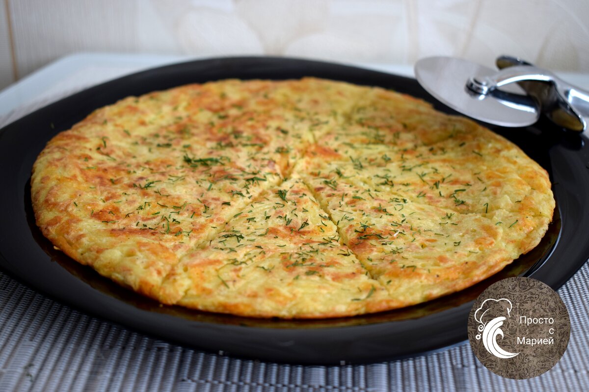 Рецепт простого вкусного драника на сковороде. Картофельный пирог на сковороде. Пирог драник на сковороде. Картофельный пирог на сковороде быстрый. Большой драник на сковороде.