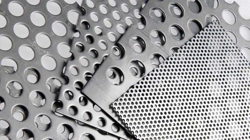 Листы перфорированные с круглыми отверстиями разного диаметра