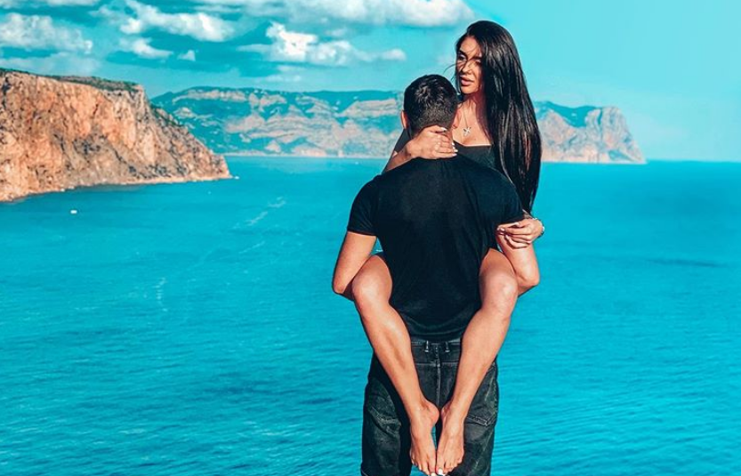 Одна из самых любимых поз Тани на фото