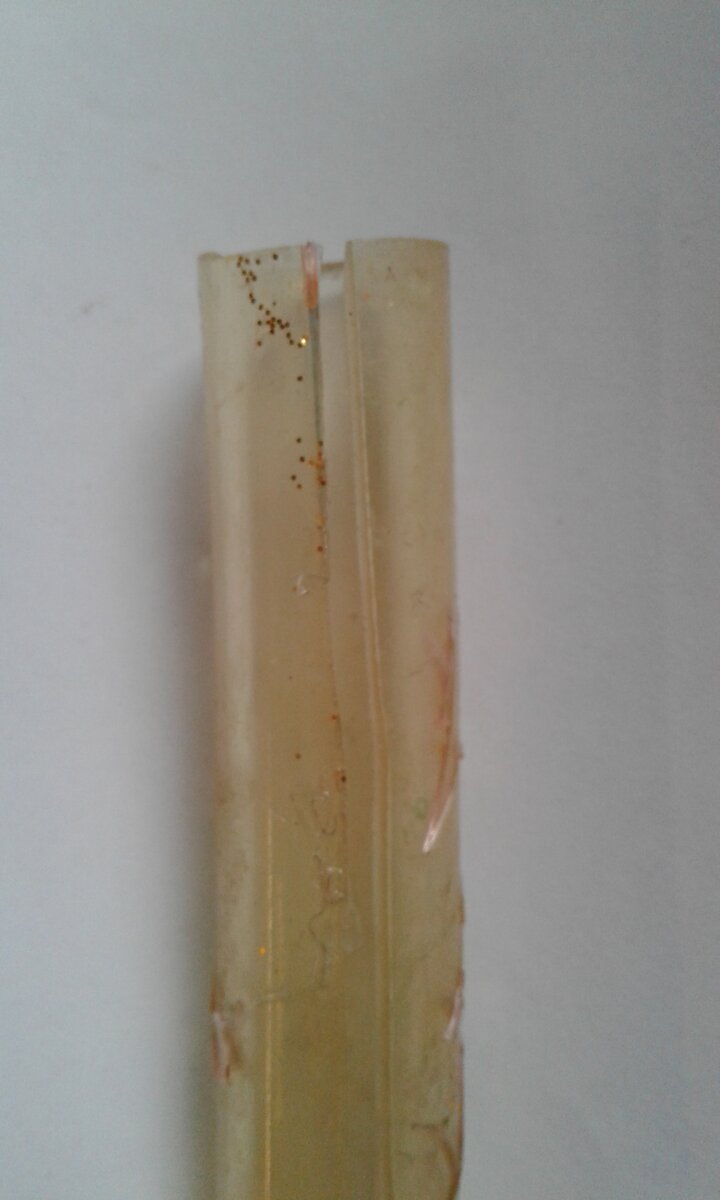 Шланг разрезанный вдоль.