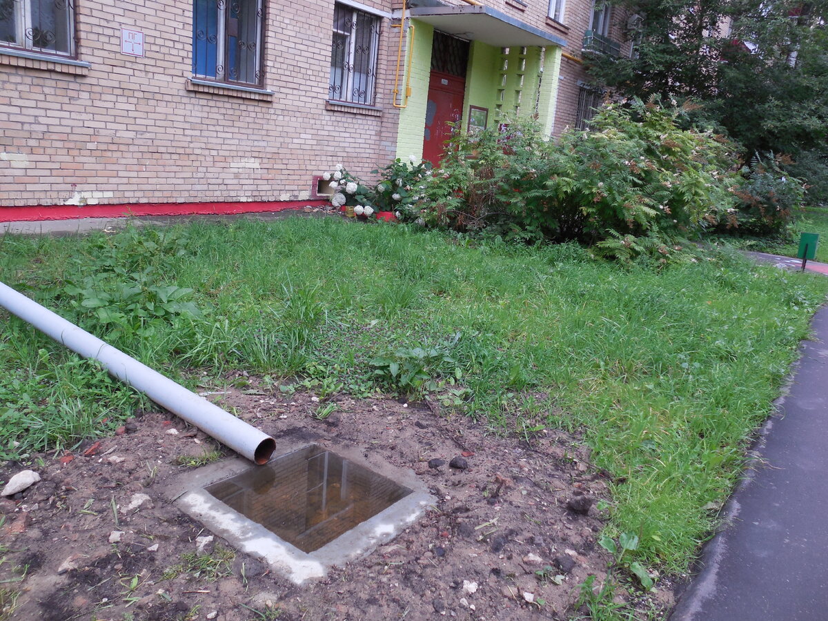 Из этого колодца вода не уходит, т.к. это герметичная ёмкость