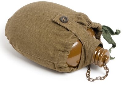 Можно поискать подходящую тару в кладовке или у родственников. В советское время делали крутые походные фляги из металла. Вдруг у вас завалялась такая? Фото: voenzakaz-spb.ru