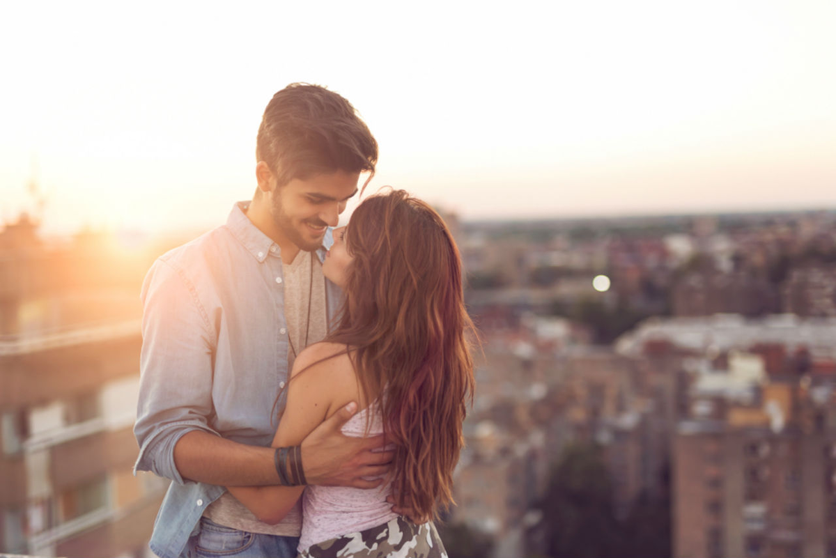 Любящий вид. Couple in Love. Девушка стоит влюбленно. Буня Shutterstock.