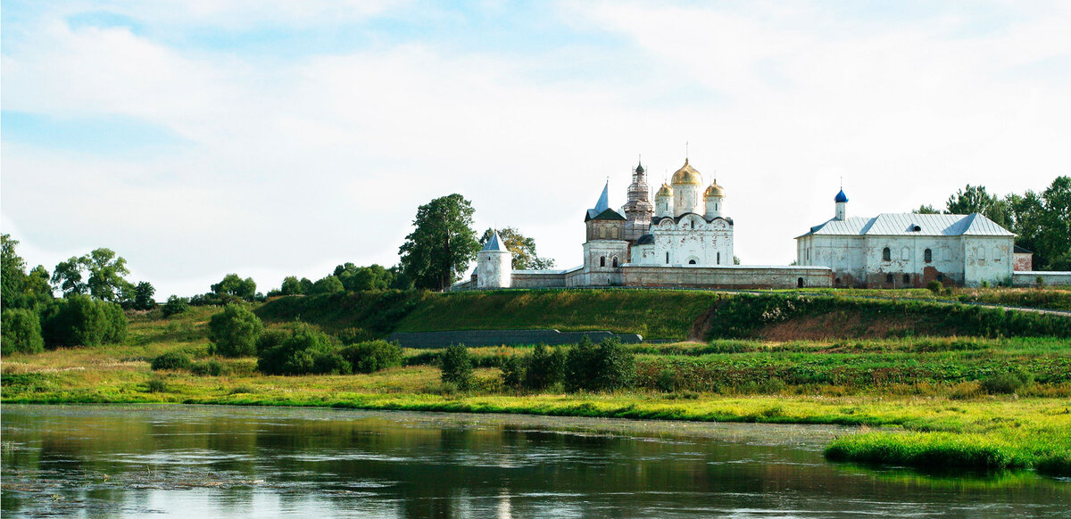 Из нашей деревни в Можайске открывается вид на Лужецкий монастырь.