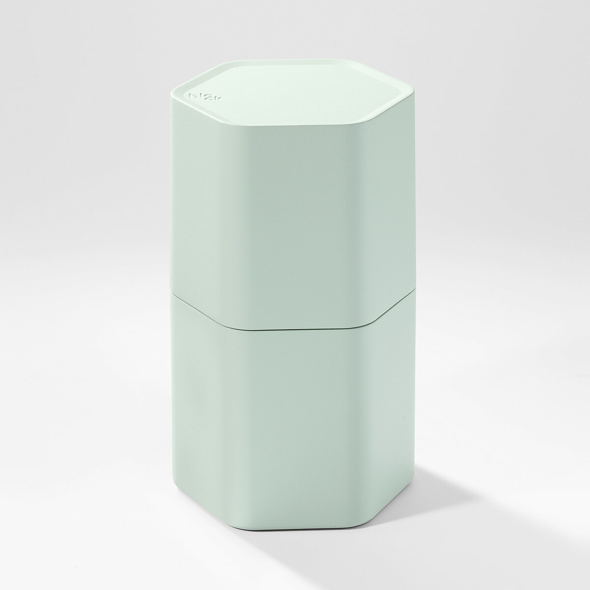 BLOCK блокирует все входящие и исходящие радиосигналы внутри себя