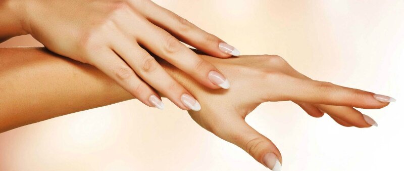  Трещины на пальцах рук – явление нередкое у женщин, так как именно они больше хлопочут по хозяйству, не щадя своих нежных ручек.   Но не только внешний мир влияет на кожу.-2