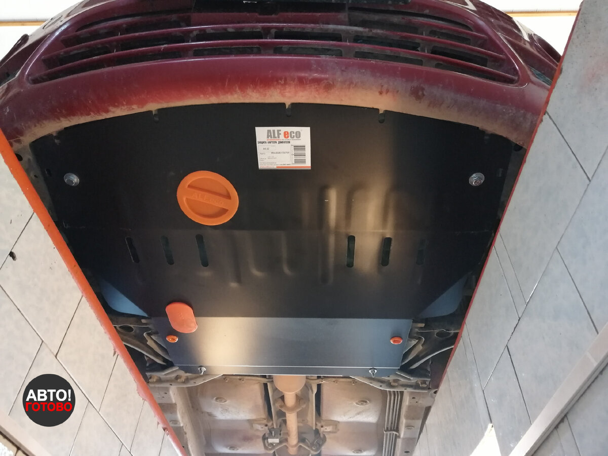 Переднее крепление на раздельные кронштейны, в лонжероне. Лючок для замены фильтра и отверстие для слива масла совпадают 