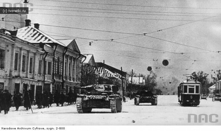 Фашисты в Калинине в 1941 рядом с тверским трамваем