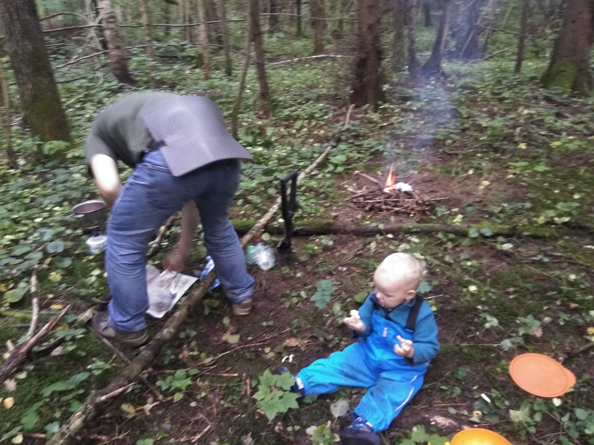 Аря в расстройстве: в костер нельзя, поганку нельзя, на сучки острые нельзя, горелку нельзя... Чего ехали тогда?!