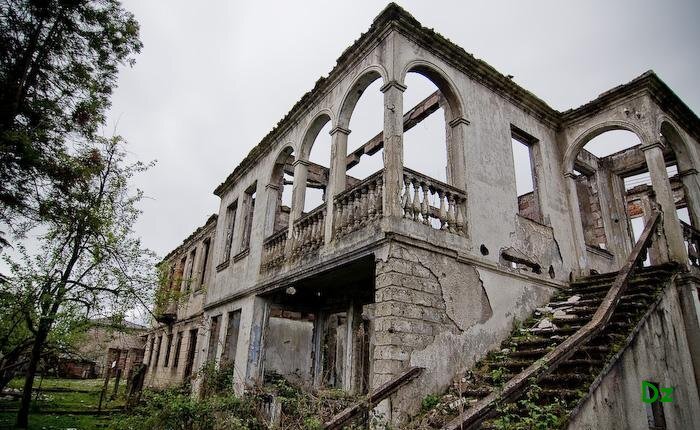 Таких домов в Абхазии огромное количество...