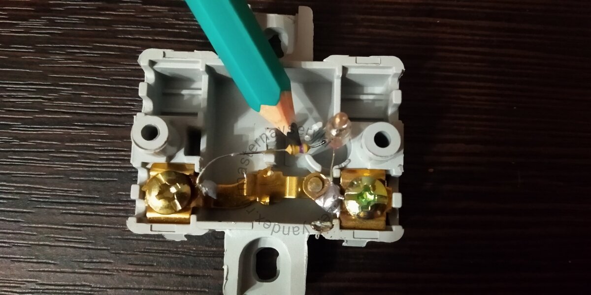 На фото карандашом указан токоограничивающий резистор.