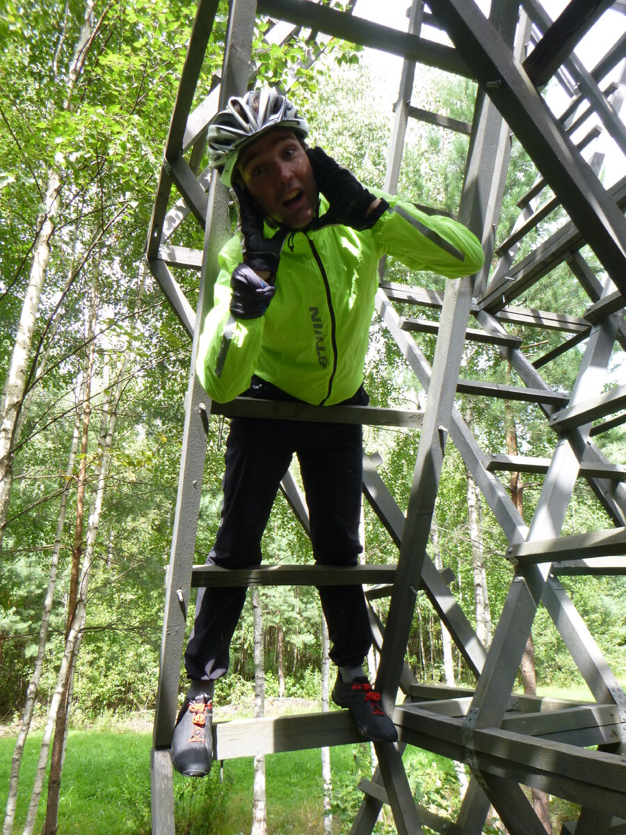 Лезть на самый верх ужасно неудобно! 