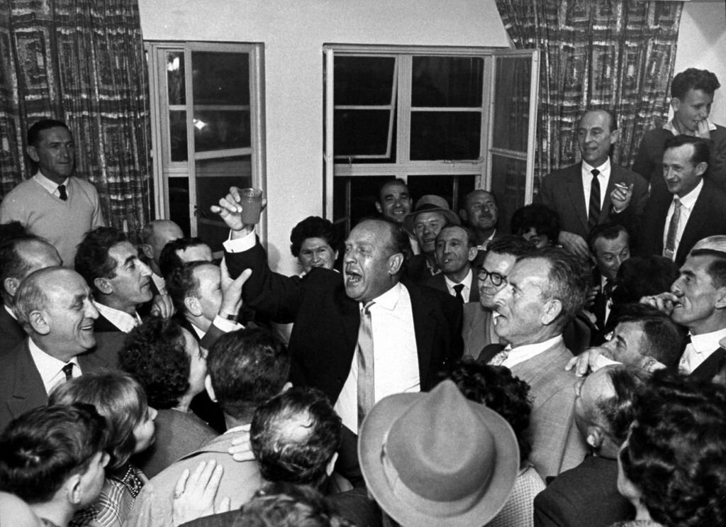 Фотография Оскара Шиндлера с евреями Шиндлера. Взято из открытых источников. 