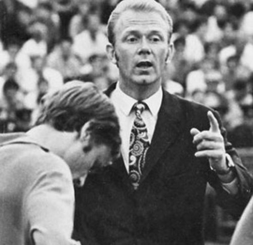 «Быть тренером значительно сложнее, чем игроком. На поле ты управляешь только мячом, а у бровки ты управляешь людьми».                    Валерий Васильевич Лобановский