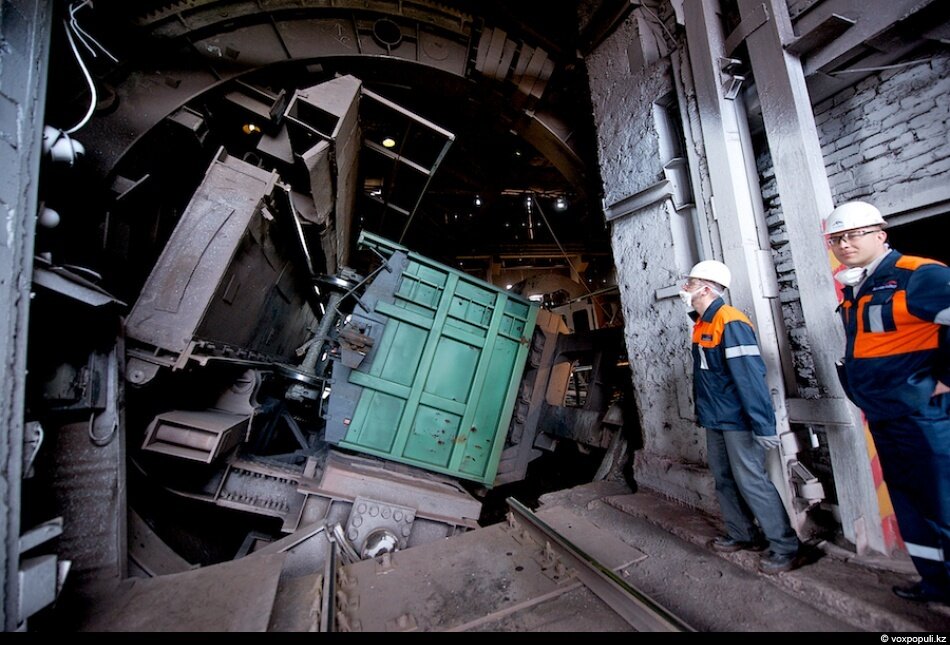 Зачистка вагонов от щебня. Люк вагона угольный. Зачистка вагонов от щебня. Щеточная машина для очистки полувагонов. Зачистка полувагонов.