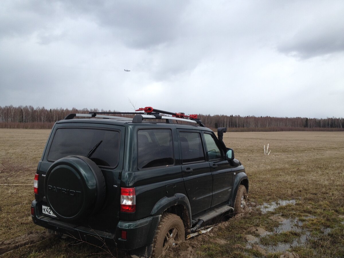 Тут впереди показался участок поля покрытый водой, выбрав  оптимальную траекторию  пошел на  2 пониженной   и все, Патриот увяз.попытка в раскачку, машина уже нарыла колею  и ходит по ней   вперед и назад, но не более метра.