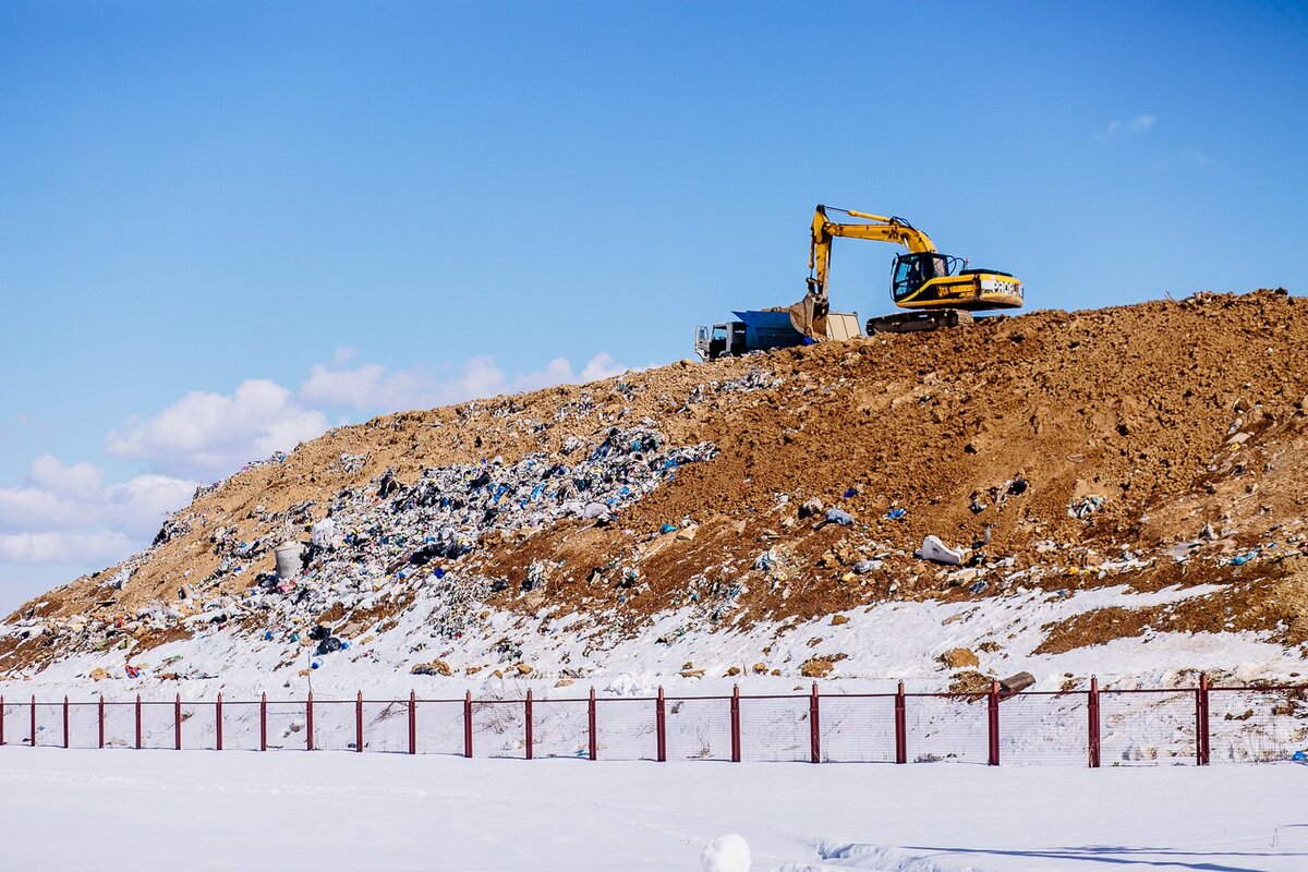 Печально известная свалка в Коломенском округе. Те самые Воловичи. Гора, выросшая за 2 года до такого уровня, что её уже видно из жилых домов в мкр-не Колычёво.