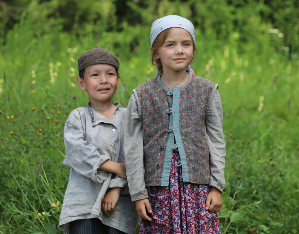 Это честное и патриотичное кино. Здесь нет батальных сцен и спецэффектов. В центре сюжета паренек по имени Ямиль, который помнит о том, что идет война ровно столько же, сколько живёт на этом свете. Ямиль с огромным нетерпением ждёт момента, когда она наконец-то закончится. Ведь после её окончания с фронта вернется его отец, с которым мальчик знаком лишь исключительно по фотографиям и письмам. Как-то раз его мама уехала в большой город, а оттуда вернулась вместе с молчаливой девочкой Оксаной. Она передала наказ отца о том, что Ямиль заботился о девочке, словно она его родная сестрёнка...