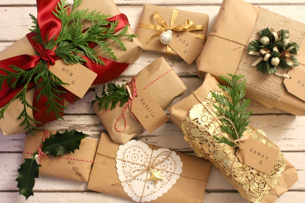 Если вы думаете, как оригинально и красиво оформить подарок для  близких людей – упаковка из крафтовой бумаги – это то, что вам  необходимо.