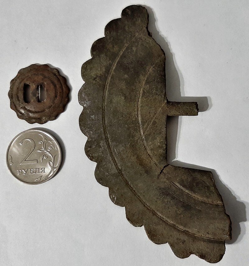 Царь-конина, не смотря на значительные утраты, дает представление о своих изначальных размерах (слева обычная конина).