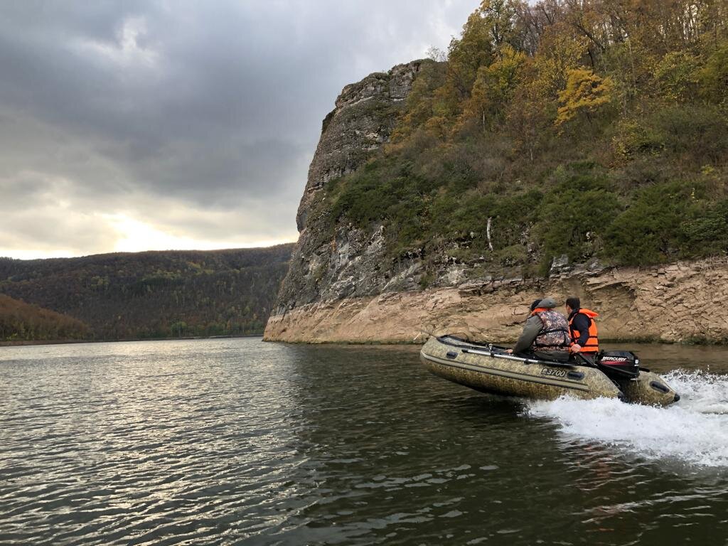 Лодка с мотором 9.8 л.с. уверенно может перевозить двух пассажиров на длительные расстояния. Вы однозначно откроете для себя новые виды за поворотом реки!