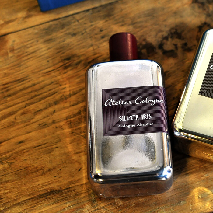 Silver iris. Atelier Cologne Silver Iris. Сильвер Ирис ателье Колонь. Одеколон Atelier Cologne Silver Iris. Atelier Cologne Silver Iris реклама.