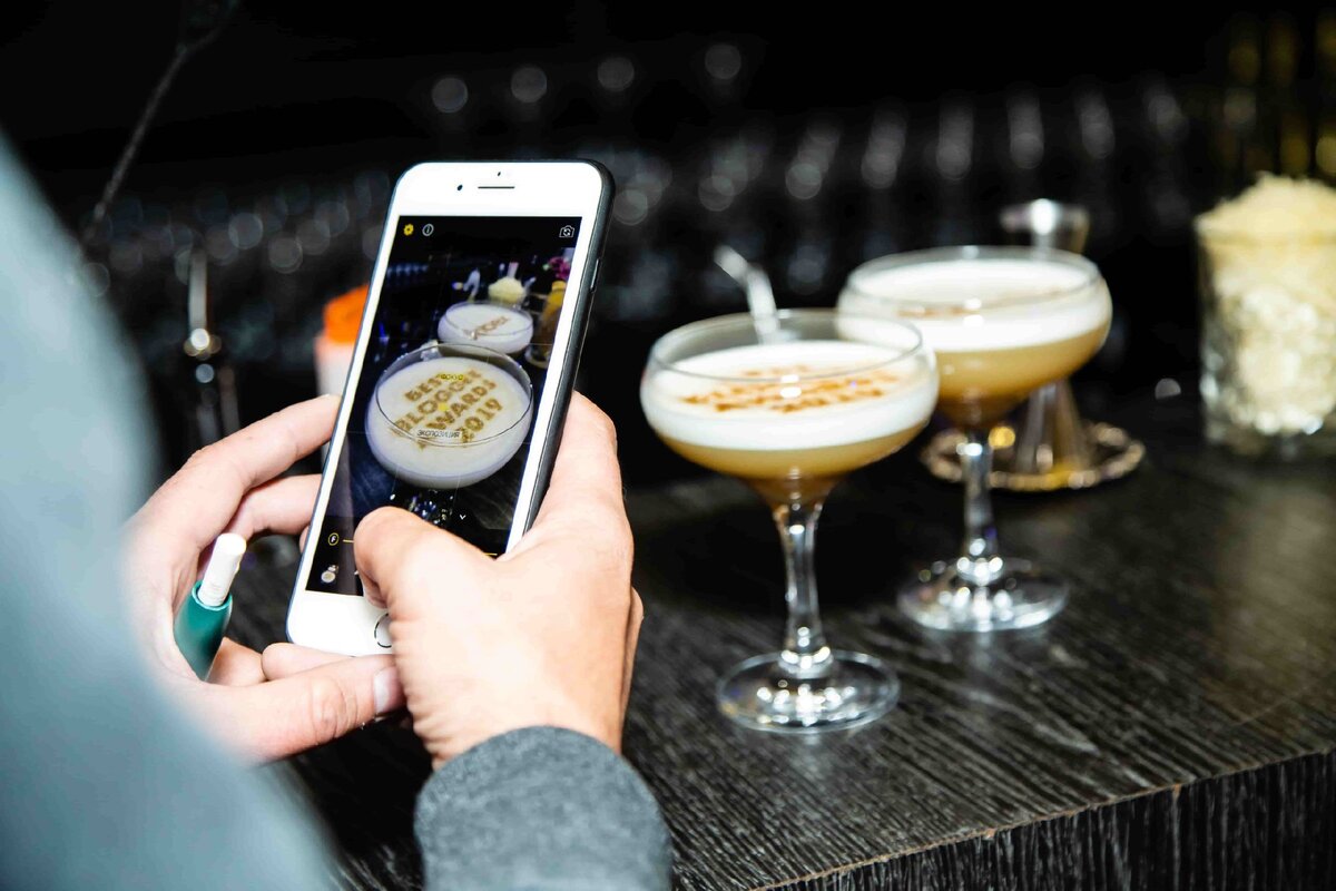 Кофе-принтер - это вид принтера с пищевыми чернилами, который наносит изображения на коктейлях, кофе, пиве, мороженом или десертах.