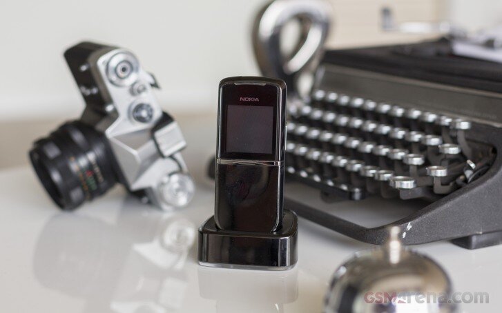 Nokia 8800 Sirocco , чье имя было восстановлено вместе с Nokia 8 Sirocco в 2018 году