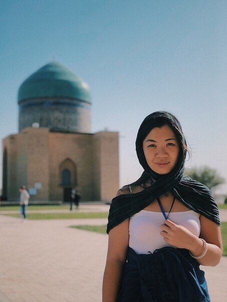 ТУРКЕСТАН - ДРЕВНИЙ ГОРОД КАЗАХСТАНА

После Молодежного форума, участники стали планировать как им разъезжаться по своим странам. В этом плане проведение мероприятия в Шымкенте крайне удачный выбор. Отсюда удобно отправиться в Узбекистан и Кыргызстан. Делегация молодежи Азербайджана в основном состояла из студентов Казахско-Турецкого Университета, расположенного в соседнем с Шымкентом городе - Туркестан. Организаторы изначально предоставили автобус для студентов из Азербайджана, но узнав об интересе других участников форума, решили раздобыть транспорт вместительнее и свозить всех желающих в этот исторический город. Так мы внезапно и с большой радостью направились к очередному городу нашего путешествия.

Дорога на автобусе заняла порядка двух часов, через бескрайние казахские степи. Первой нашей остановкой стал тот самый Казахско-Турецкий Университет, огромный студенческий городок впечатляет своим размахом. Мы быстро осмотрели здание библиотеки и учебного корпуса, прежде чем отправиться дальше.

По прибытию в Туркестан, будто переносишься в восточную сказку с оазисами, караванами великого шелкового пути, султанами и джиннами. Главной достопримечательностью является мавзолей Ходжа Ахмеда Ясави, древнего восточного писателя и поэта, труды которого почитаются не только в Казахстане, но и во всем тюркоязычном мире.

Помимо вышеупомянутого мавзолея, город полон другими достопримечательностями, уцелевшими или в полуразрушенном состоянии. Многие из местных красот, являются священными для мусульман, поэтому паломничество сюда, хотя бы раз в жизни стремятся осуществить все люди, исповедующие ислам в Казахстане. Кроме местных, город Туркестан все больше интересует туристов из других стран, от этого и появление табличек на английском в музеях и множество сувенирных лавочек.

В прошлом году город стал административным центром области, а Шымкент стал миллионником и получил статус города республиканского значения. Два этих фактора и плюс задача развития туризма, превратили Туркестан в одну сплошную стройку. Выделяются огромные средства на создание инфраструктуры и благоустройство города. Скоро тут будут аллеи, фонтаны и парки.

#ВиталияХон_Казахстан #путешествие #впечатление