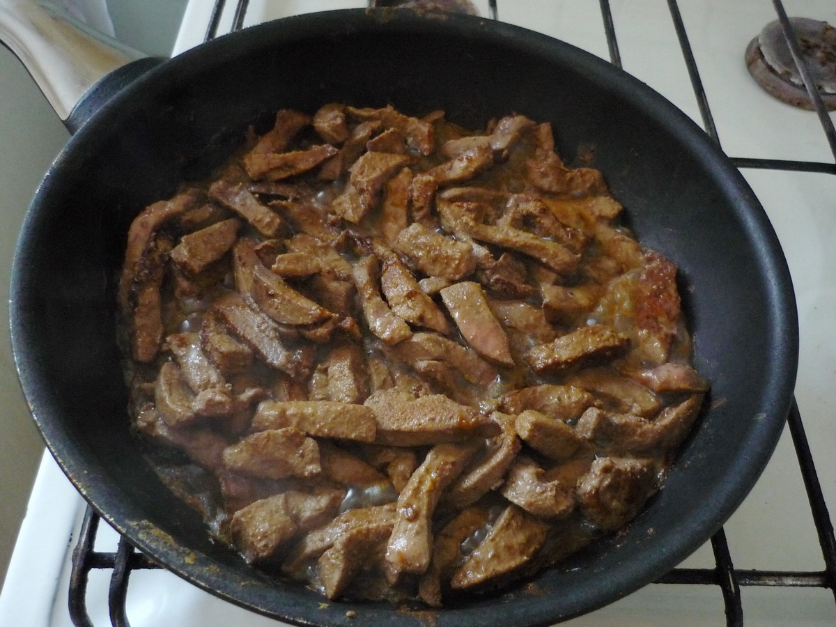 Пожарить печень на сковороде вкусно. Печень жареная на сковороде. Печень говяжья жареная на сковороде. Печень кусками жареная на сковороде. Жареная печень говяжья с луком на сковороде.