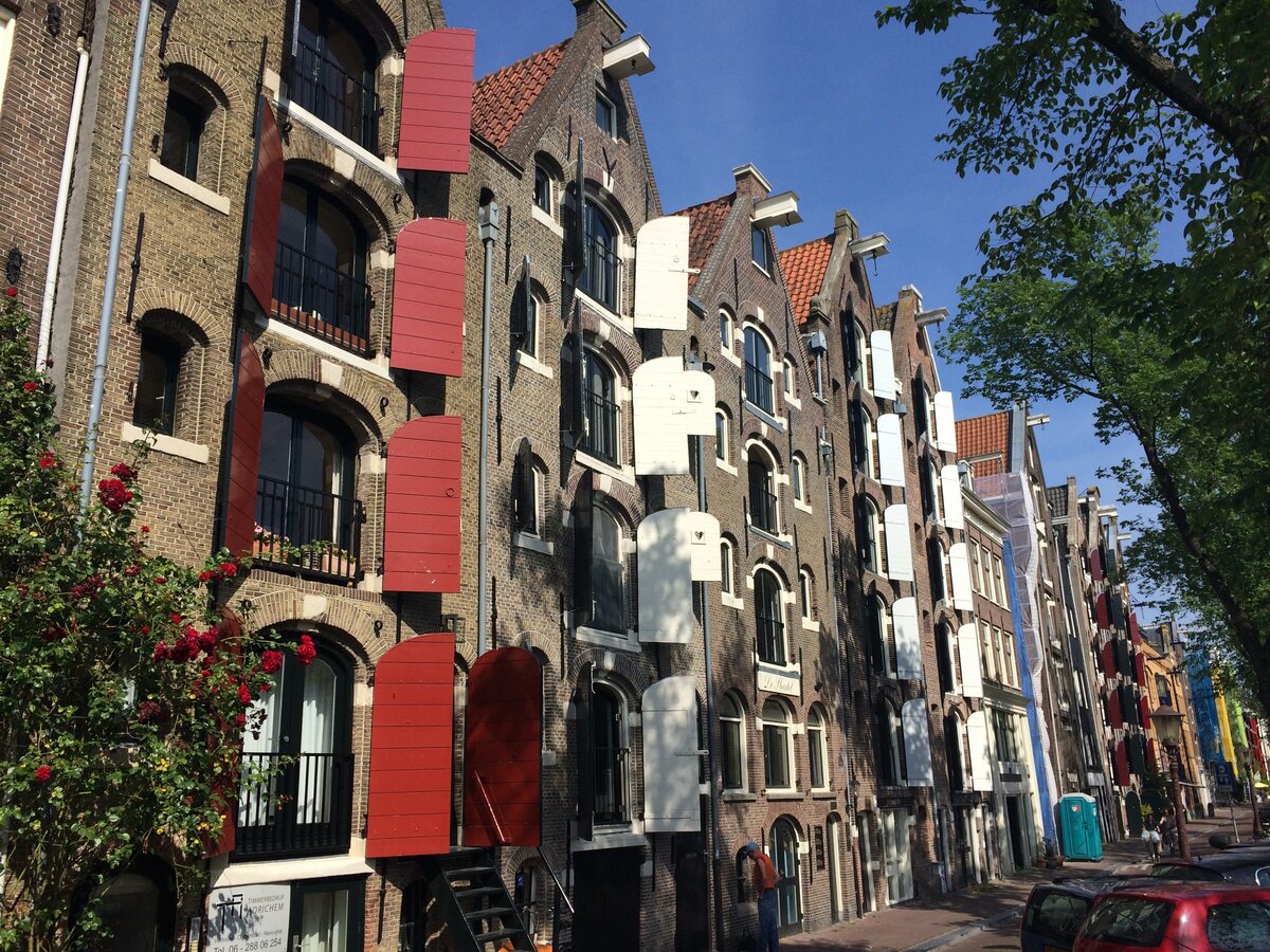 Узкие дома, наверху крючки