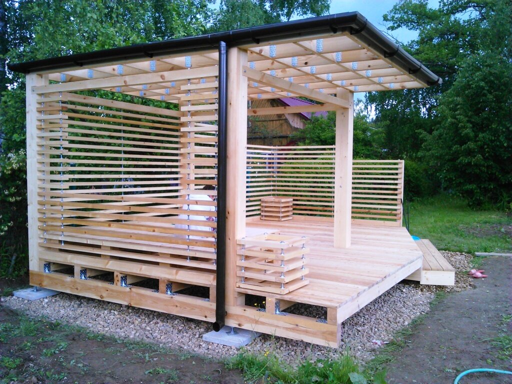 Кровельное покрытие из монолитного поликарбоната 2050 х 3050 х 10 мм, он конечно значительно дороже, чем обычный парниковый сотовый поликарбонат, но его характеристики не позволили нам экономить! Монолитный поликарбонат имеет высокую конструктивную жесткость, шикарную прозрачность и к тому же защищает от УФ лучей. Теперь о покрытие террасной доски - это защитное масло. Дорогое, но срок службы покрытия выше, чем у классических септиков. Детали каркаса и пергола защищены двух компонентным гибридным составом. Сознательно не называю производителей, дабы не превращать описание в рекламу!